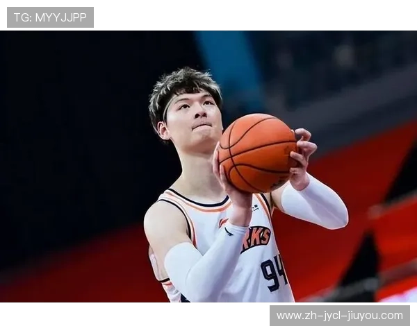 CBA王哲林踢足球:王哲林跨界踢足球的故事与表现 CBA王哲林踢足球:王哲林跨界踢足球的故事与表现